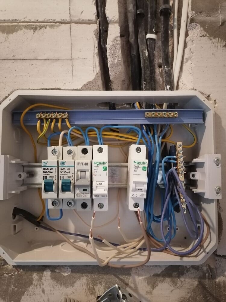 Электрический щит в процессе