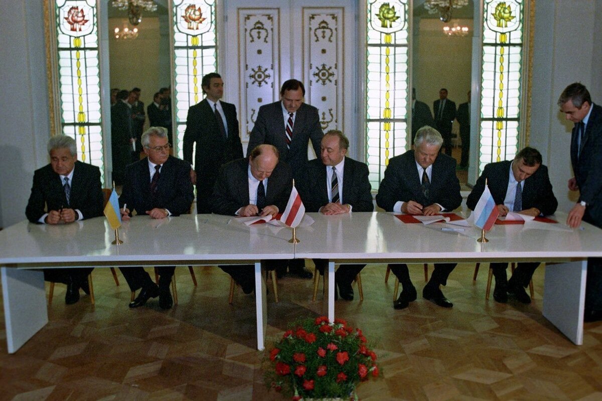 Подписание соглашения о ликвидации СССР в Беловежской пуще, 8 декабря 1991 года. Фото: Архив РИА Новости / Юрий Иванов