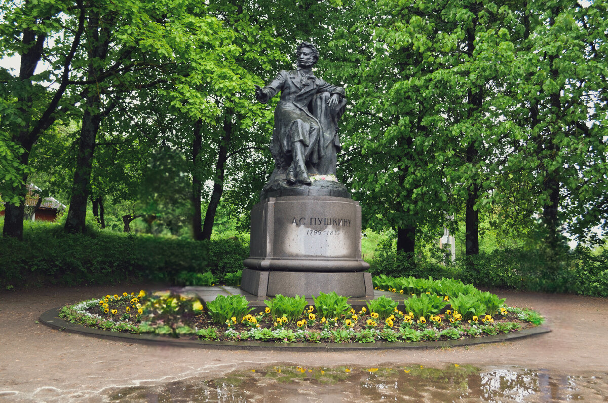 Памятник А.С. Пушкину. 1959. Архитектор Л.М. Холмянский. Село Михайловское. Пушкинские горы. Фото автора. 