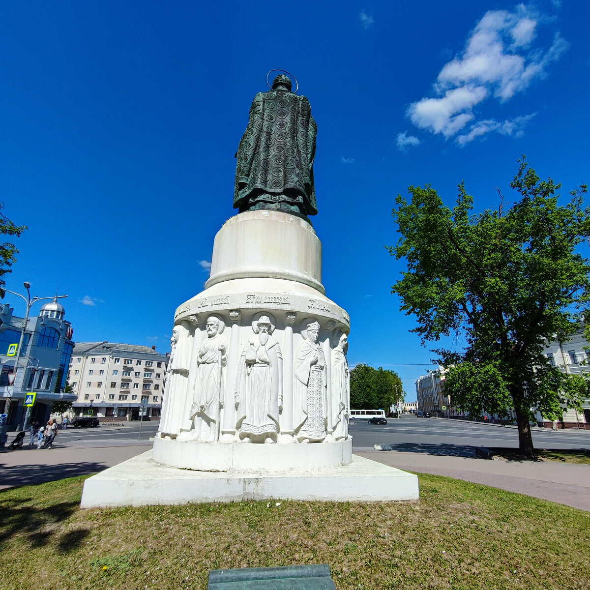 памятник святой равноапостольной княгине Ольге, открыт в 2003 году к 1100 города Псков