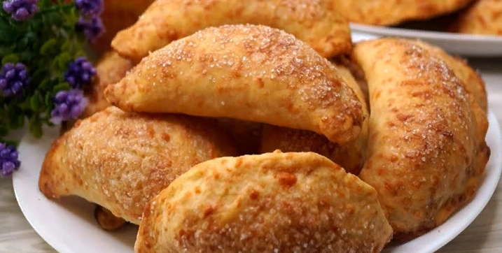 Готовлю уже 3 дня подряд Пирожки из Чудо-теста. На вкус "Особенное"👉 не сладкое и не соленое, похоже на песочное, но не песочное.