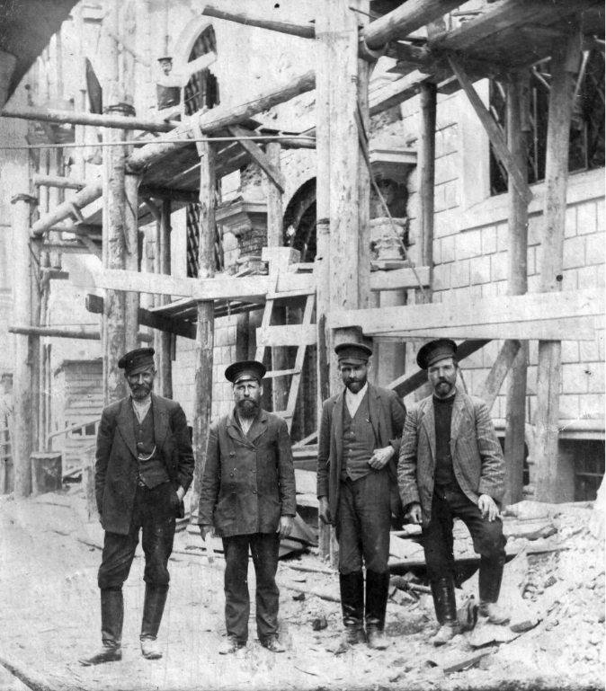 1915 год, десятники (старшие над группой рабочих) на фоне Ссудной казны. Сзади будущее крыльцо. (Изображение предоставлено экскурсоводом Ссудной казны)