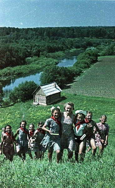 Сергей Васин Дети с пионервожатой на речном склоне
Дата съемки: 1950-е