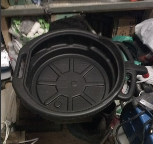 Пластиковый таз для слива жидкостей. 