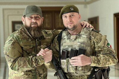    Рамзан Кадыров и помощник Главы ЧР, командир спецназа "АХМАТ" и заместитель командующего 2-м армейским корпусом Апты Алаудинов ©Telegram-канал Рамзана Кадырова