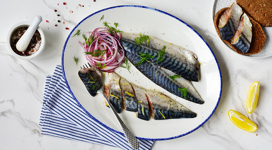 Скумбрия рулет с желатином. Рыба скумбрия запеченная. Сделать скумбрию быстро. Запеченная скумбрия на праздничный стол. Сделать скумбрию быстро.