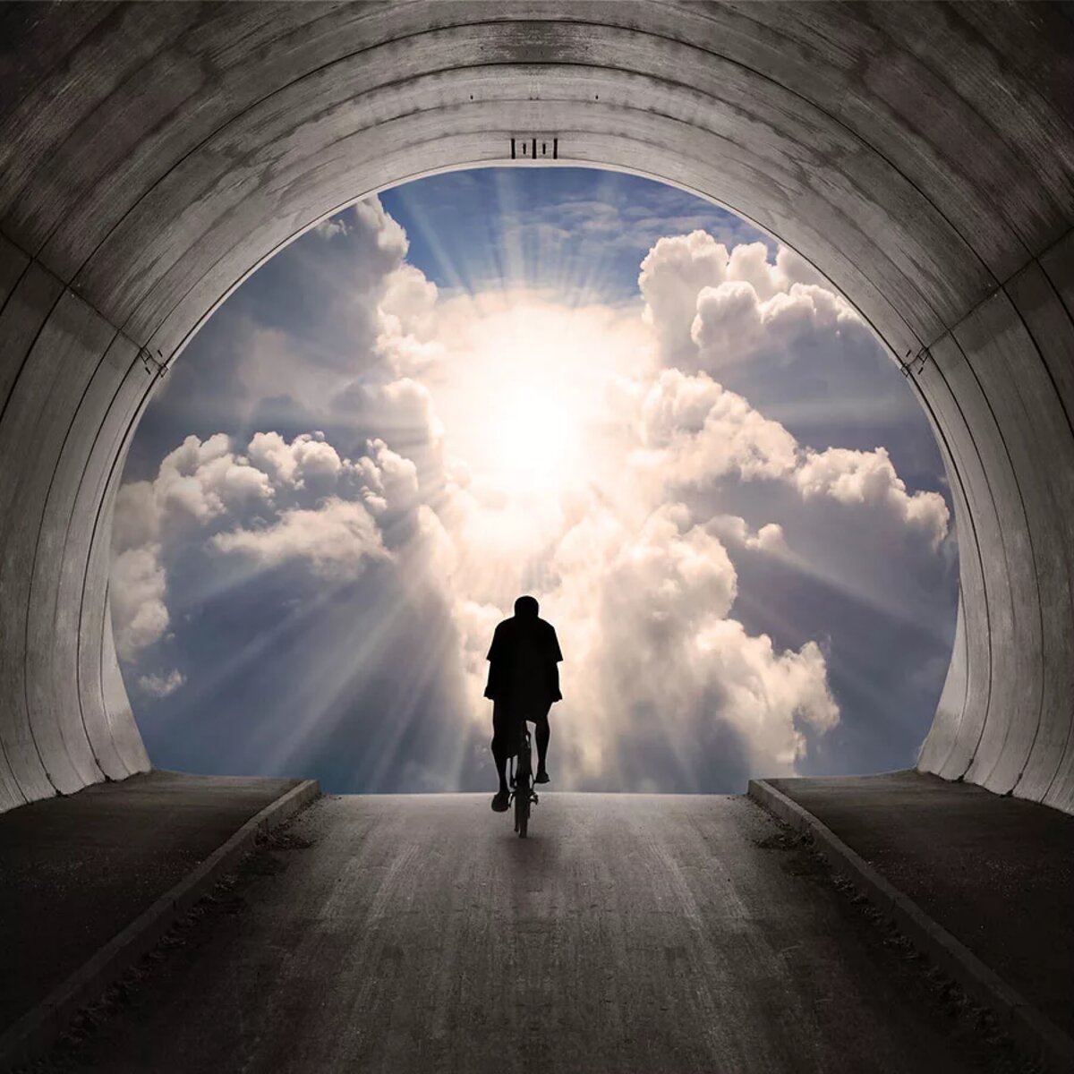 Мысли людей в конце жизни. Свет в конце тоннеля. Свет в тоннеле. Человек уходящий на тот свет.