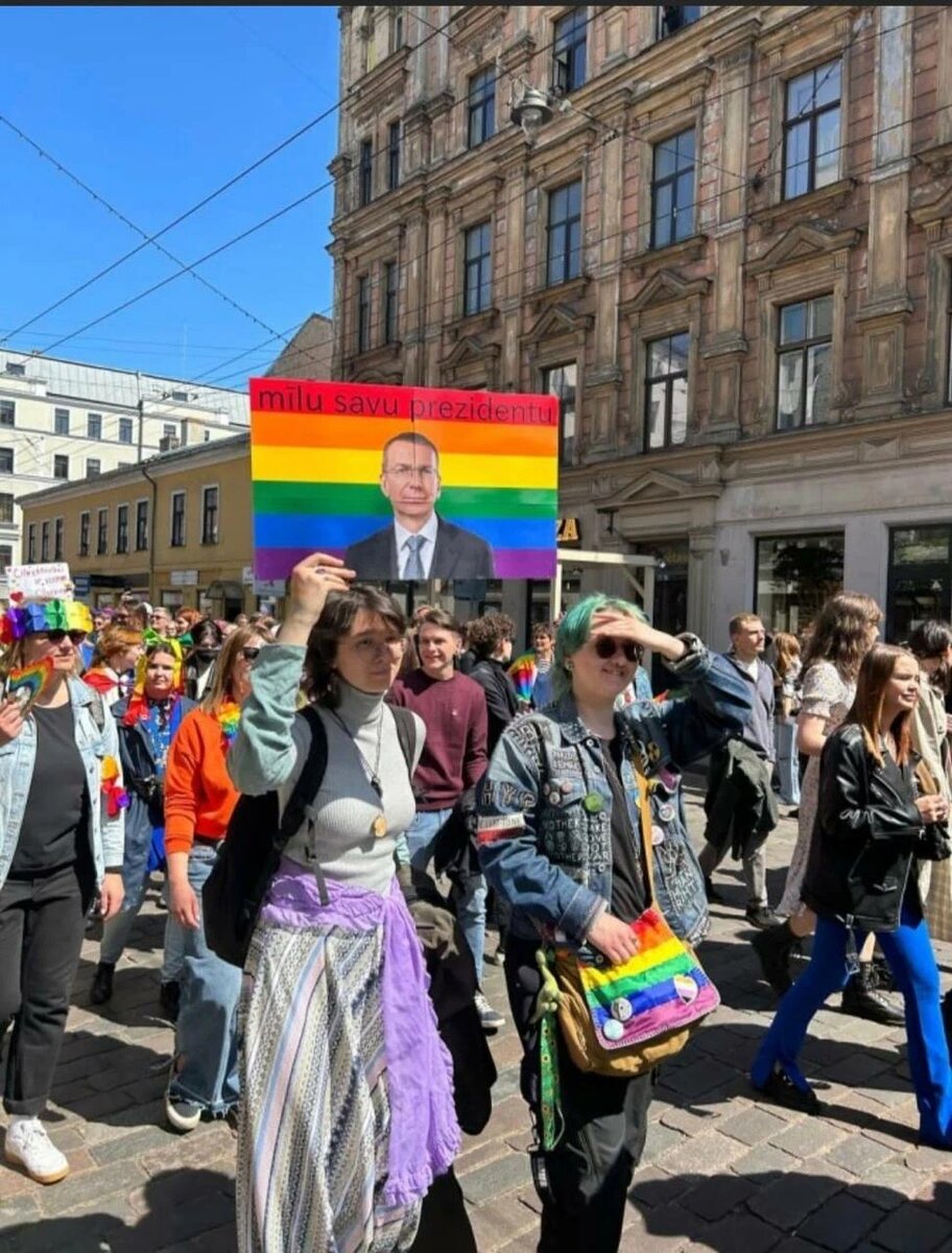 Марш ЛГБТ-активистов в Риге с портретом гея президента