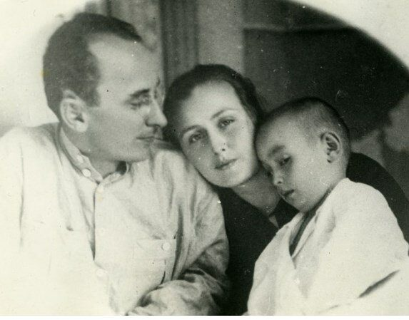Лаврентий Берия с женой и сыном. Фотография из открытого источника