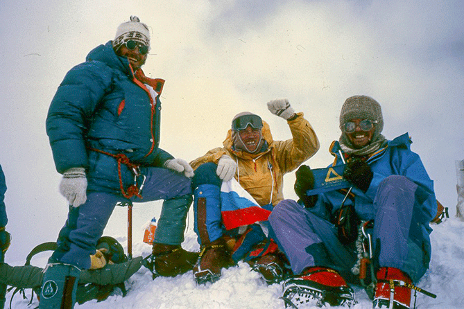 12 мая 1992 года тольяттинская команда альпинистов «Лада-Эверест» в составе 18 человек под руководством Вячеслава Евгеньевича Волкова совершила первое российское групповое восхождение на высочайшую вершину мира — Эверест (8848 м)