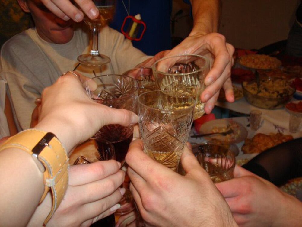 Сельский корпоратив. Попойка 5. Посиделки с алкоголем. Попойка 5. Бухают в баре.