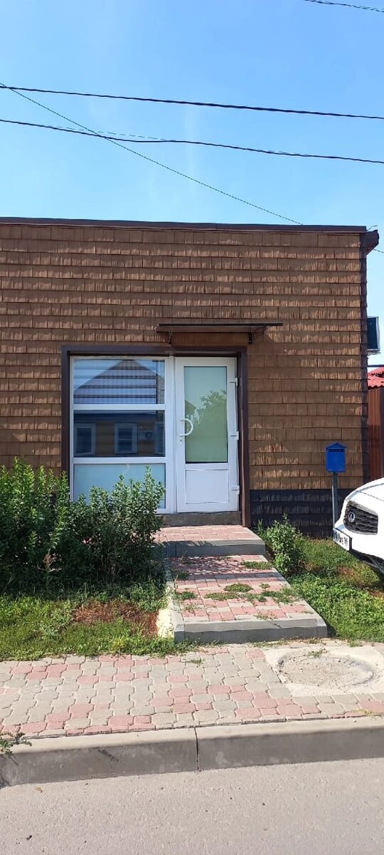 Несмотря на отсутствие каких-либо опознавательных знаков, внутри всё очень цивильно, оборудованный всем необходимым медицинский кабинет (хотела сфотать, но забыла, была слишком увлечена!).