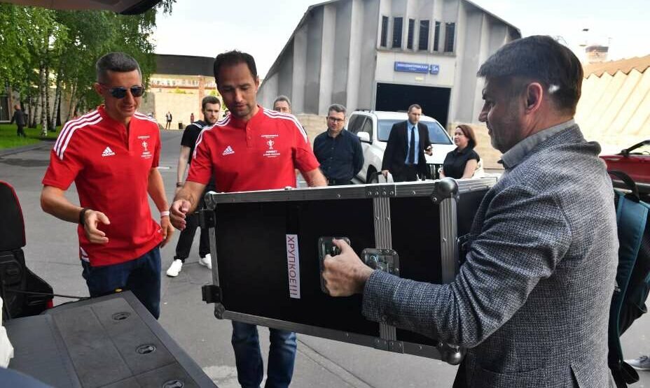    Кубок России путешествует по стране в кофре с надписью «Хрупкое». Фото: Иван Макеев