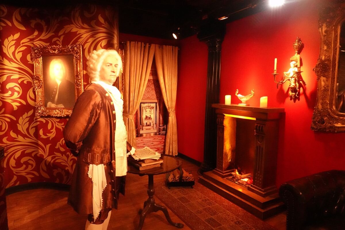 Восковая фигура в музее: Иоганн Себастьян Бах https://upload.wikimedia.org/wikipedia/commons/4/44/Mdm_Tussauds_Berlin_4.jpg