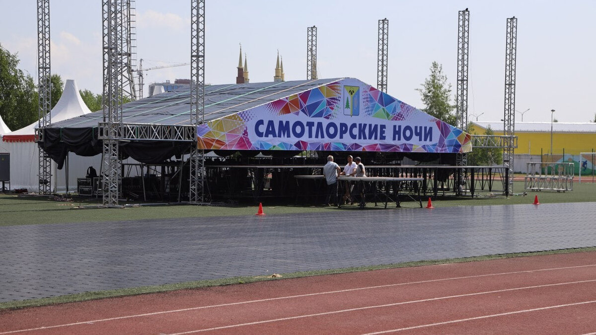     Ветер разрушил праздничную площадку фестиваля «Самотлорские ночи».