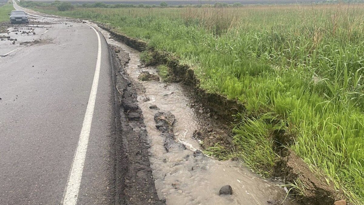     В селе Садовая, а также населенных пунктах Застава, Гранатовка и Духовское наблюдается ограничение проезда. Из-за обильных осадков работы по восстановлению дорожного сообщения пока откладываются.