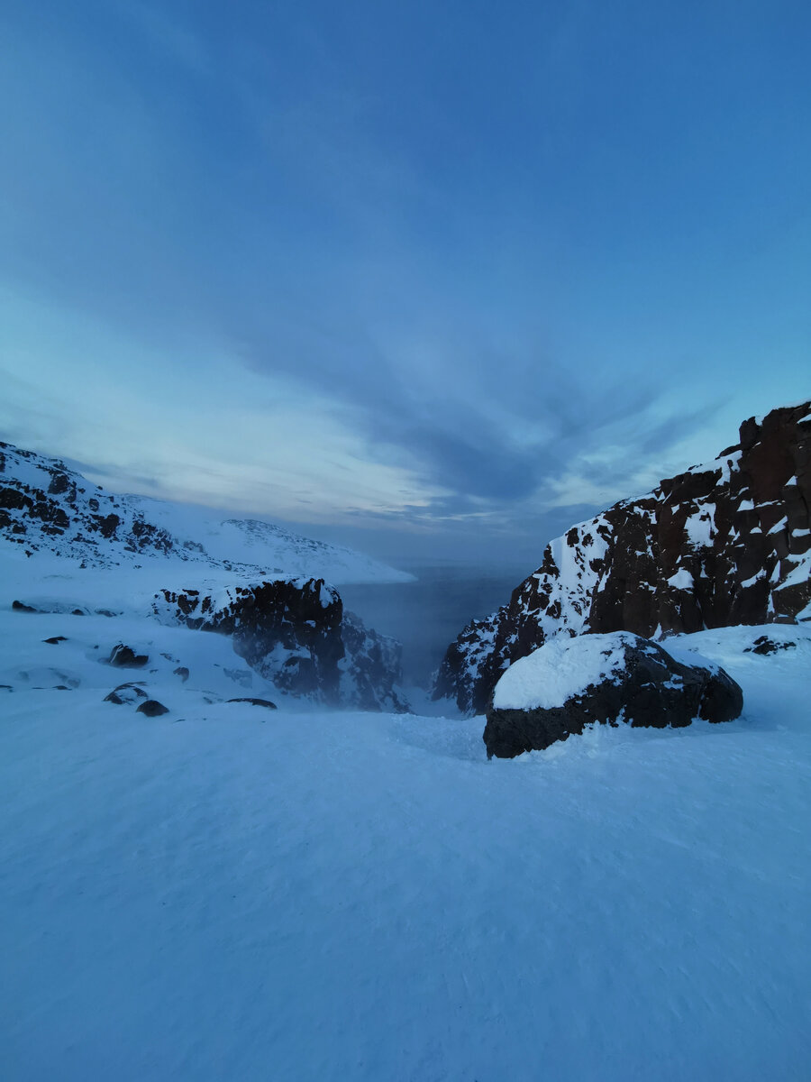 Смотровая точка на замерзший водопад (он там внизу, его не видно, а подходить ближе не разрешили - очень опасно было)