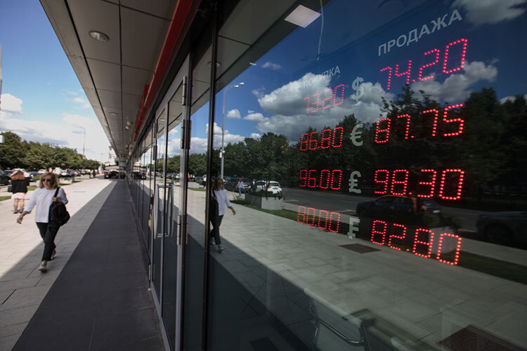    В завершение недели финансовый рынок не только ждал решения ЦБ, но и наблюдал за стремительным ослаблением рубля. К вечеру 8 июня рубль резко ускорил падение к трем основным иностранным валютам, а сегодня днем падение продолжилось Фото: «БИЗНЕС Online»