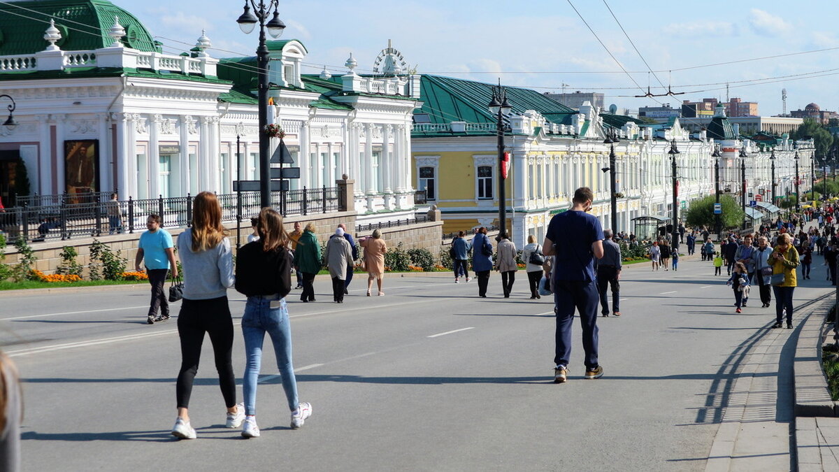     Их установили на Любинском проспекте в преддверии празднования Дня России.