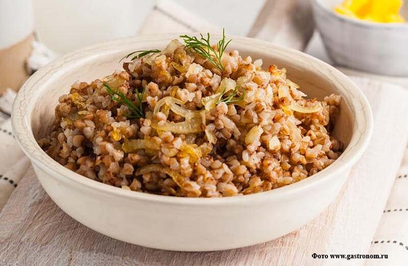 Гречка с луком в мультиварке рецепты. Гречка по-купечески в мультиварке. Гречка со сливочным сыром. Говяжьи ребра с гречкой. Гречневая каша с луком в мультиварке.