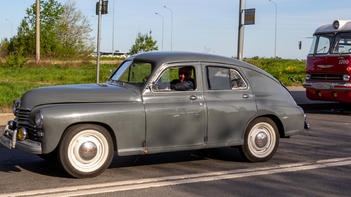 Победы были представлены в двух последних сериях - то есть автомобили, выпущенные с 1954 по 1958 годы. Вторая серия - это 8 горизонтальных брусьев, собранные в виде "двух этажей"