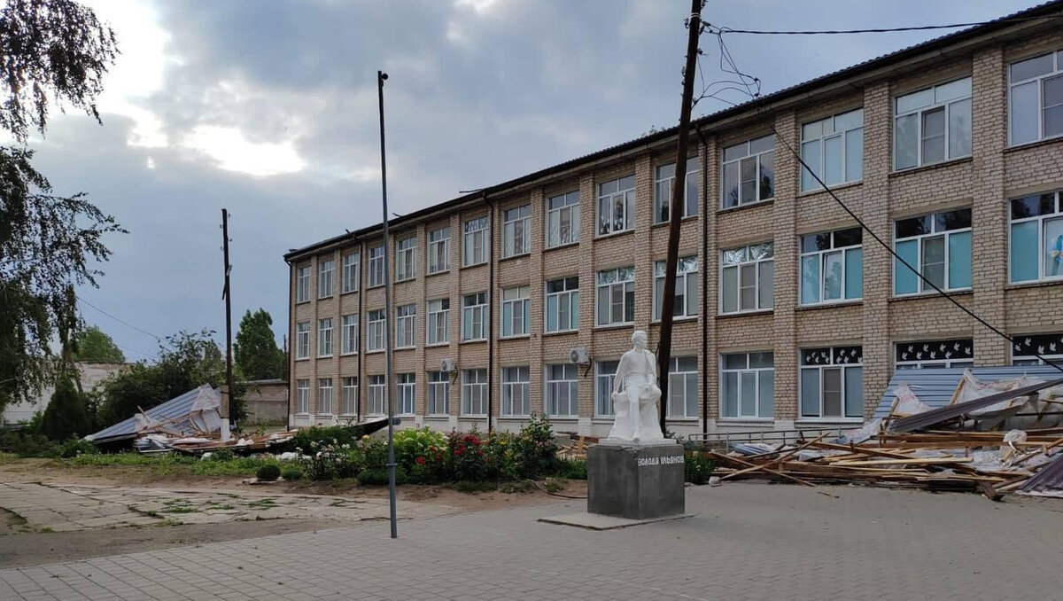     Накануне в Среднеахтубинском районе Волгоградской области сильный ветер повредил крышу одной из поселковых школ. Восстановительные работы начнутся после праздника, сообщили в администрации Волгоградской области.