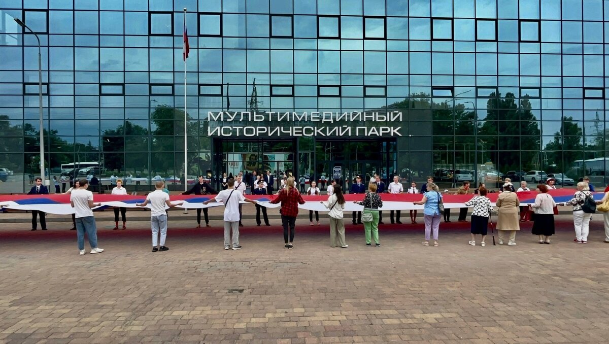     В Ростове 50 человек участвовали в акции по торжественному развертыванию российского триколора 12 июня, об этом сообщили в пресс-службе исторического парка «Россия — моя история».