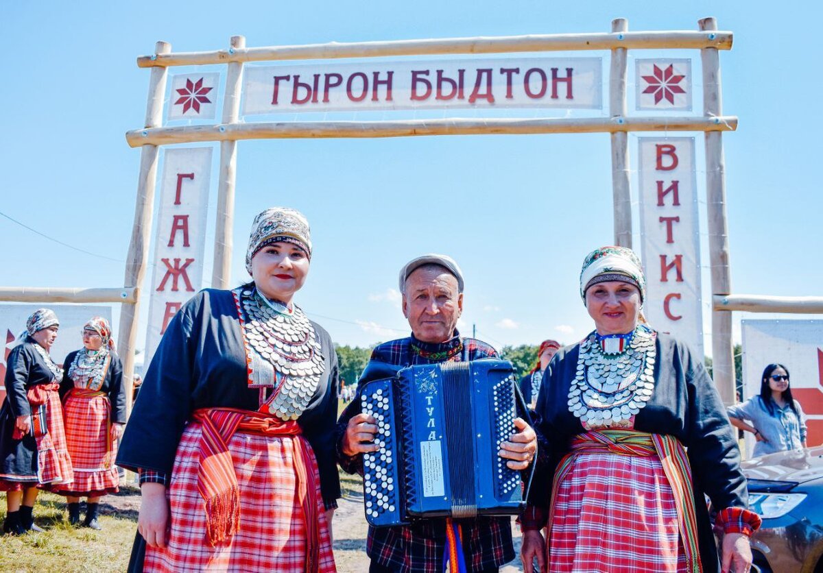 Гырон быдтон Удмуртский праздник. Подворье на Гырон быдтон. Гырон быдтон у удмуртов символ.