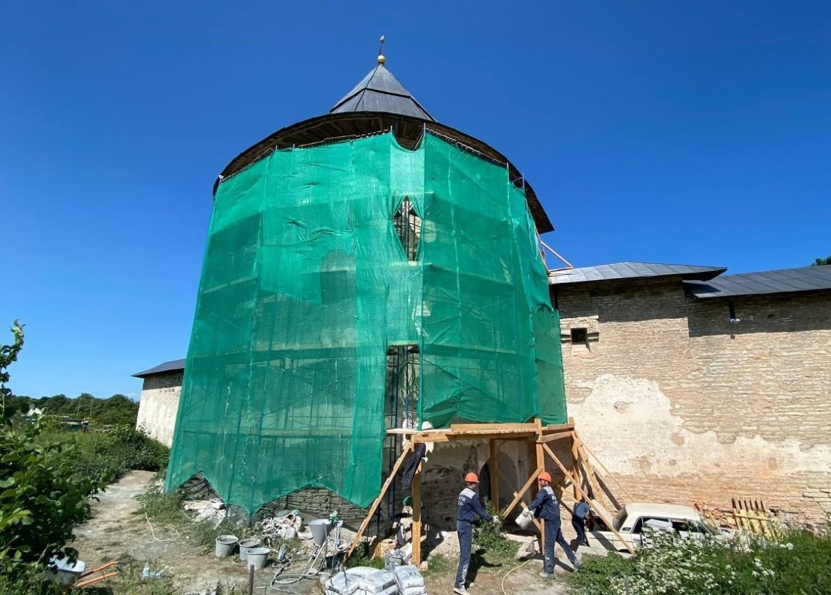    Расчистка швов каменной кладки продолжается в Изборской башне