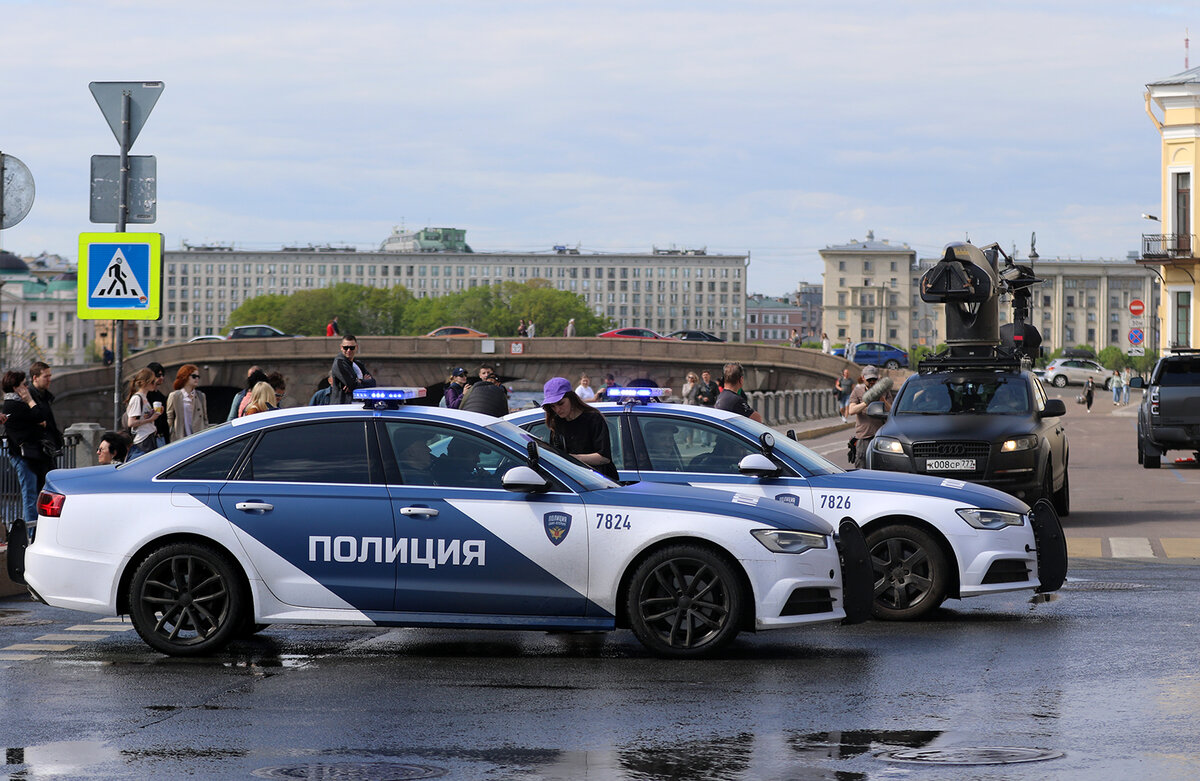 перекрытая набережная для съемок фильма "Майор Гром". Автомобиль операторов тоже Ауди, такую "русскую руку" встречал в Москве