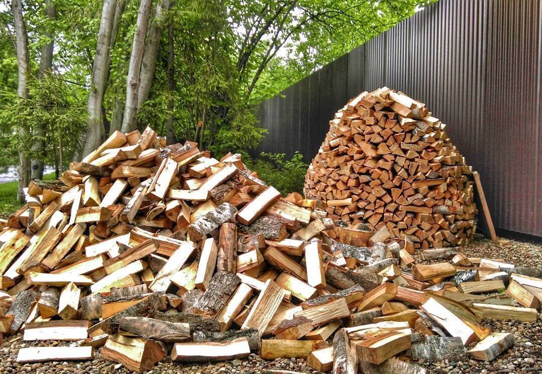 Купить дрова березовые дешево. Березовые дрова. Дрова береза. Березовое полено. Лиственничные дрова.