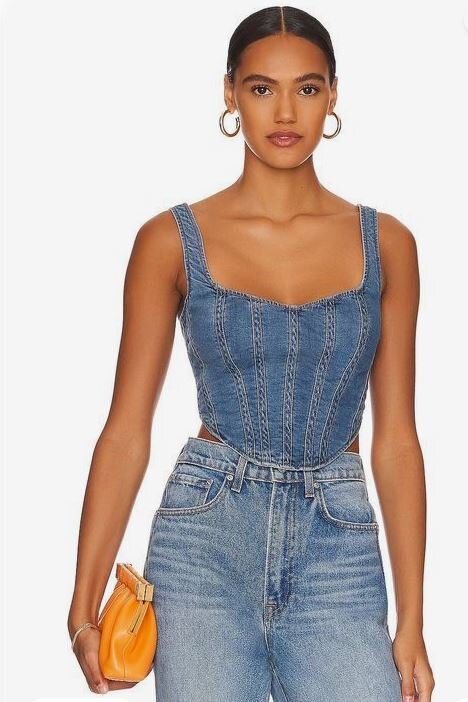 Интересный летний образ получается, если добавить крупные, яркие аксессуары 