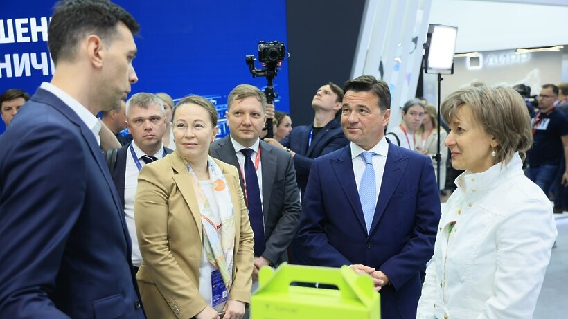    Андрей Воробьев на ПМЭФ-2023 встретился с представителем АО «РЭЦ» ©Константин Семенец Пресс-служба Губернатора и Правительства Московской области