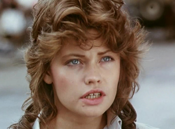 Света (Анна Назарьева), кадр из фильма "Возьми меня с собой" (1989)