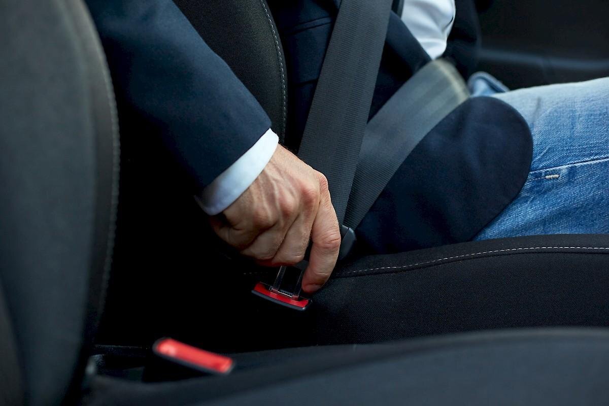 Безопасность в машине на заднем сиденье. Seat Belt. Ремень безопасности для автомобиля. Пристегнутый ремень безопасности. Пристегнутый ремень авто.
