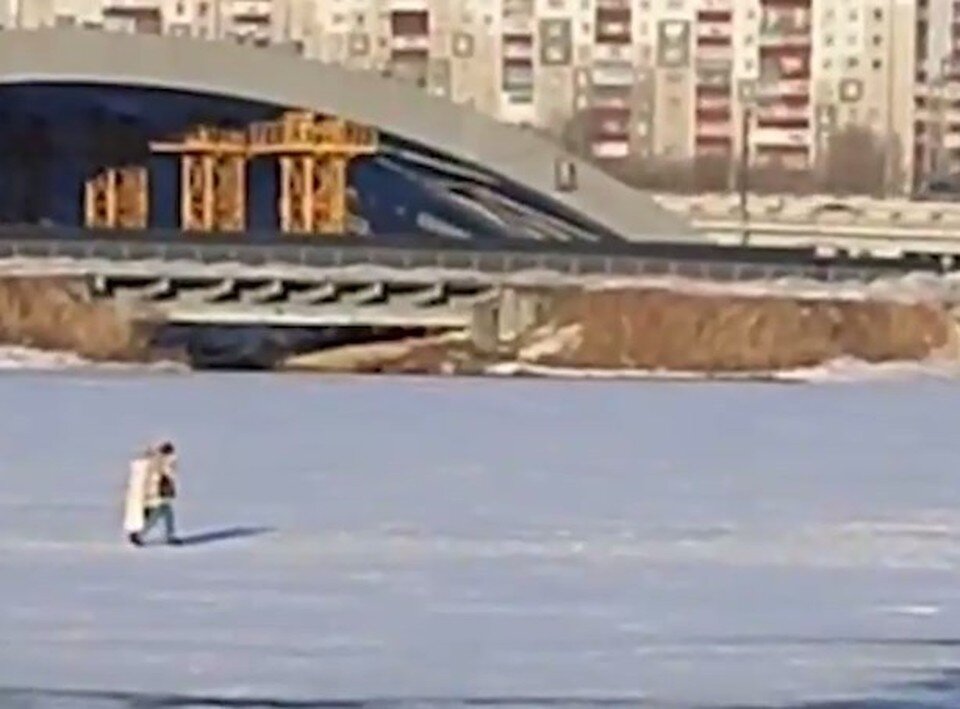    Гулять весной по льду - опасно. Фото: скрин видео МЧС по Челябинской области.