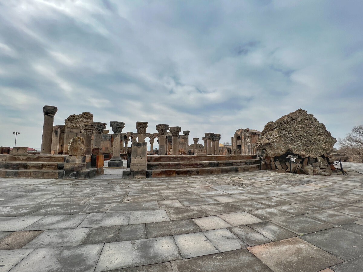 Храм Звартноц. Фото автора. Листайте галерею, чтобы увидеть больше