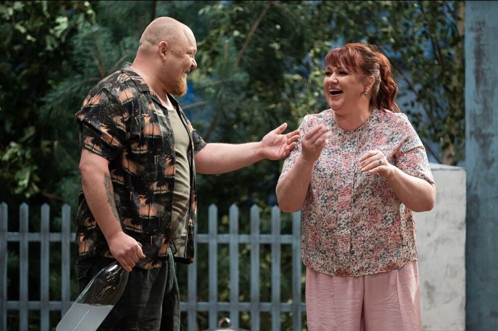    Люди смотрят на своё отражение в шоу "Однажды в России" и смеются. Фото: Из личного архива/ Ольга Картункова