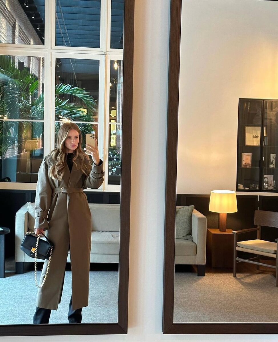    Роузи Хантингтон-УайтлиСоцсети