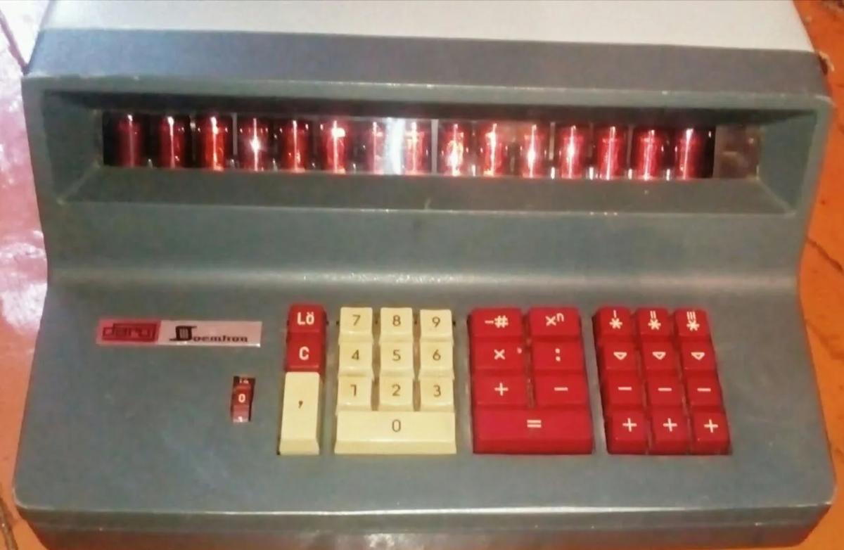Примерно на таком калькуляторе работала моя мама