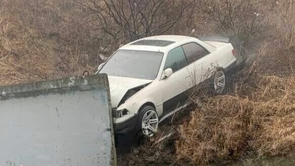     ДТП с удивительным итогом произошло на одной из улиц Владивостока. Автомобиль пролетел целый кювет и врезался в стену.