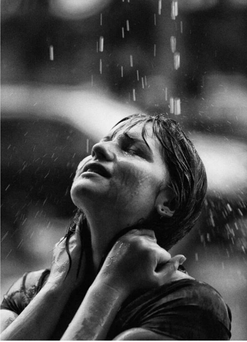 Дождь словно слезы. Девушка под дождем. Грустная девушка. Плачущая девушка под дождем. Девушка плачет.