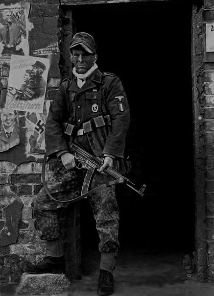 Боец 33-й дивизии СС Шарлемань (1-ая Французская), Берлин, апрель 1945 года.
Источник: https://fotostrana.ru/public/post/231934/1368455155/