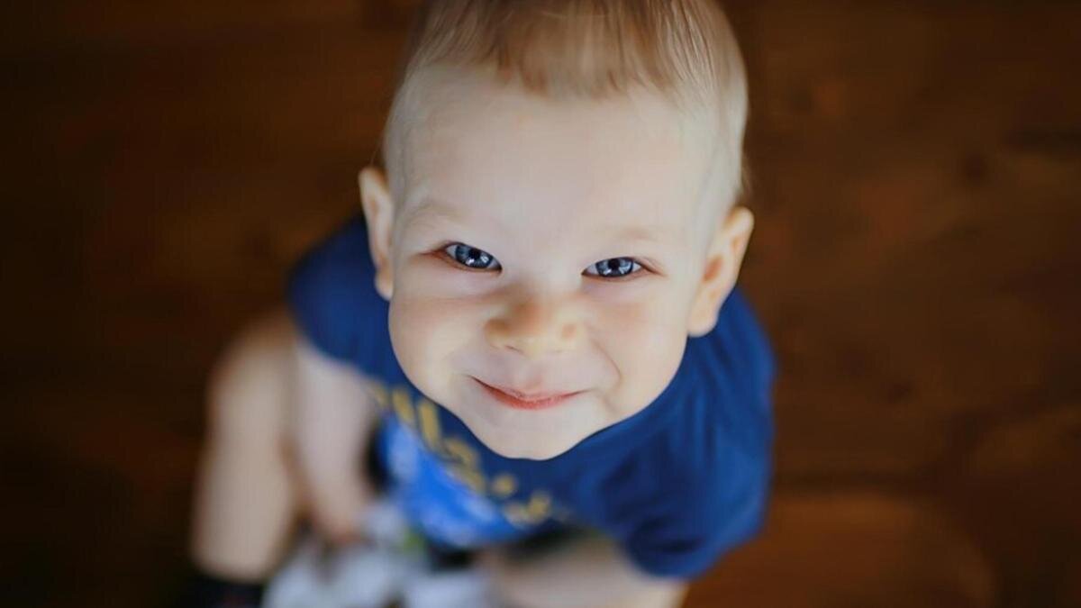    Мальчик с голубыми глазами:Freepik