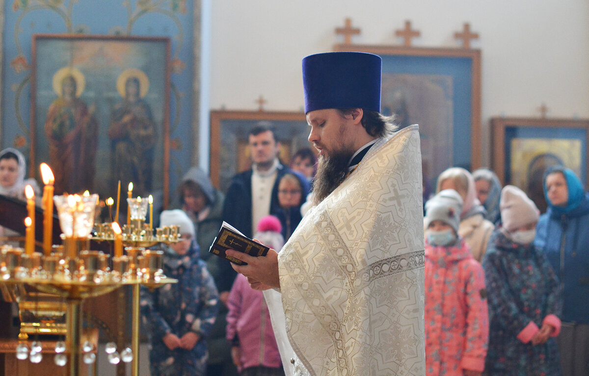 Иерей Дионисий Денисов в храме святых праведных Марфы и Марии