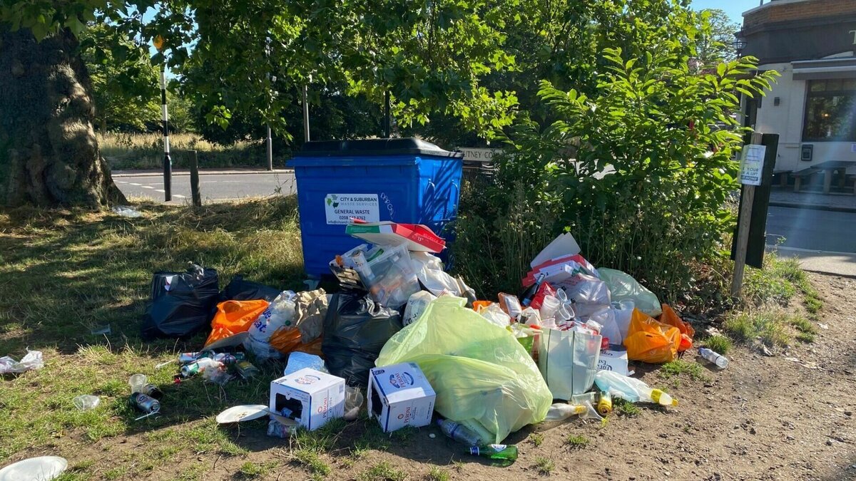     Мэрию Саяногорска все же заставят оборудовать новые площадки для мусора. Городские власти дважды пытались возложить обязанности на «Аэросити», но безуспешно.