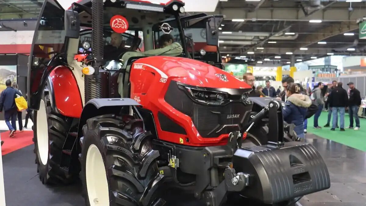 Фото: AgroNotizie  Новый трактор Basak 5120 Stage V на выставке Sima 2022