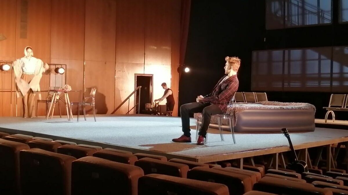     Он всё время думал, что успеет сказать ей самое главное — например, завтра. Но однажды завтра не наступило — для неё. А он остался…