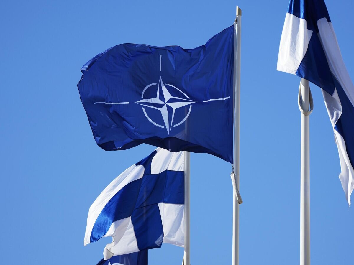    Флаги НАТО и Финляндии у здания Министерства внутренних дел в Хельсинки© AP Photo / Sergei Grits