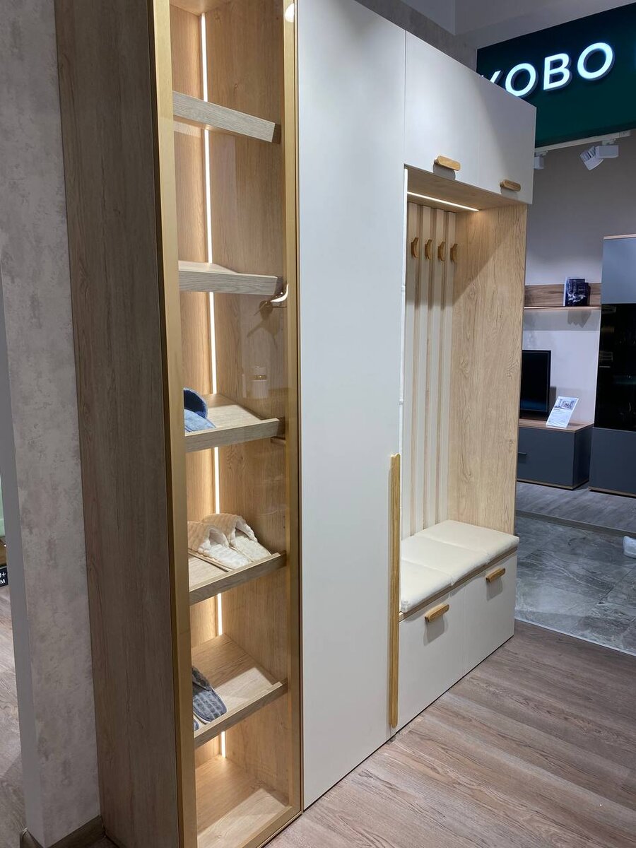 На фото: Шкаф TURIN. Прихожая LAZIO с мягкими сиденьями и панелями, врезной подсветкой. Листайте чтобы посмотреть проект прихожей ➡